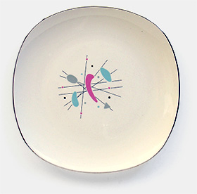 This vintage mid-century modern plate with a mobile pattern is aptly named Mobile. From Knowles (K 5069) and made in U.S.A. It's almost 11 inches across at its widest. From 'On the Table' at the web's largest private collection of antiques & collectibles: https://www.ericwrobbel.com/collections/table-1.htm