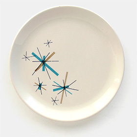 Vintage mid-century modern Salem plate says on the back: 'Salem Ovenproof 61 U.' It is 10 inches across. From 'On the Table' at the web's largest private collection of antiques & collectibles: https://www.ericwrobbel.com/collections/table-1.htm